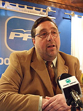 Foto de Pereira ya luce siglas “PP” y espera tomar el testigo de García Millán también en la alcaldía de Villafranca