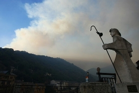 Foto de Controlado el incendio forestal de ‘nivel 1′ declarado el sábado en Villafranca del Bierzo