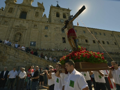 La procesi贸n y la misa marcan el d铆a grande del Cristo