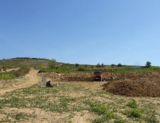 Foto de El futuro Centro de recepción de visitantes de Castro Ventosa echa 'raíces' sobre el terreno de viñedos en su primera semana de construcción
