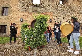Villafranca del Bierzo levanta los maios en un rito ancestral que celebra el despertar de la naturaleza primaveral