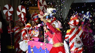 Foto de Villafranca del Bierzo desfila en el Sábado de Piñata sorteando la lluvia