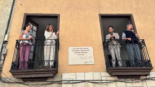 Foto de El poeta y narrador villafranquino Antonio Pereira ya tiene placa en su casa natal